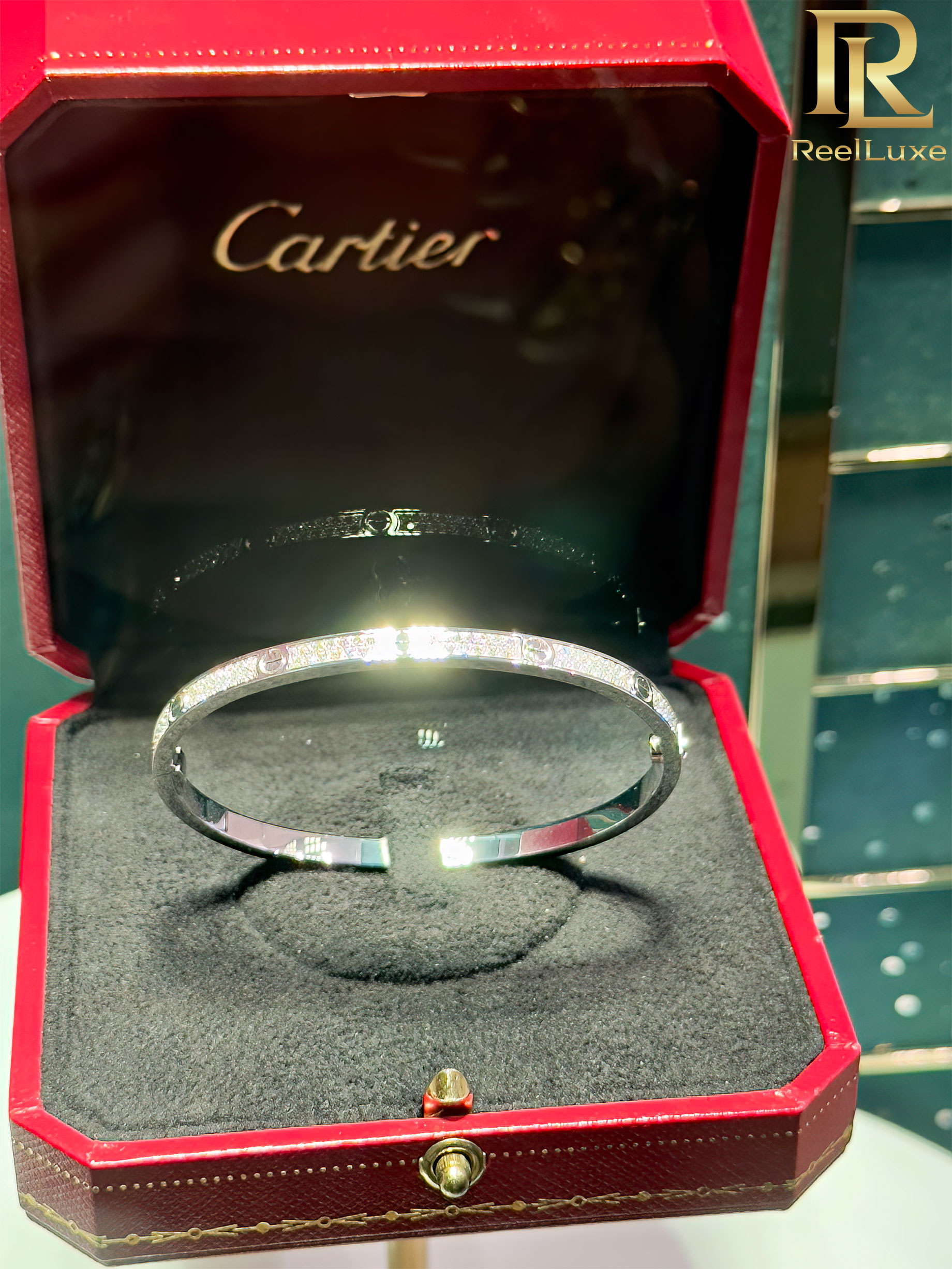 Bracelet LOVE Cartier pavé de diamants, or blanc 18 carats - Boutique Cartier Firenze - Florence, Italie