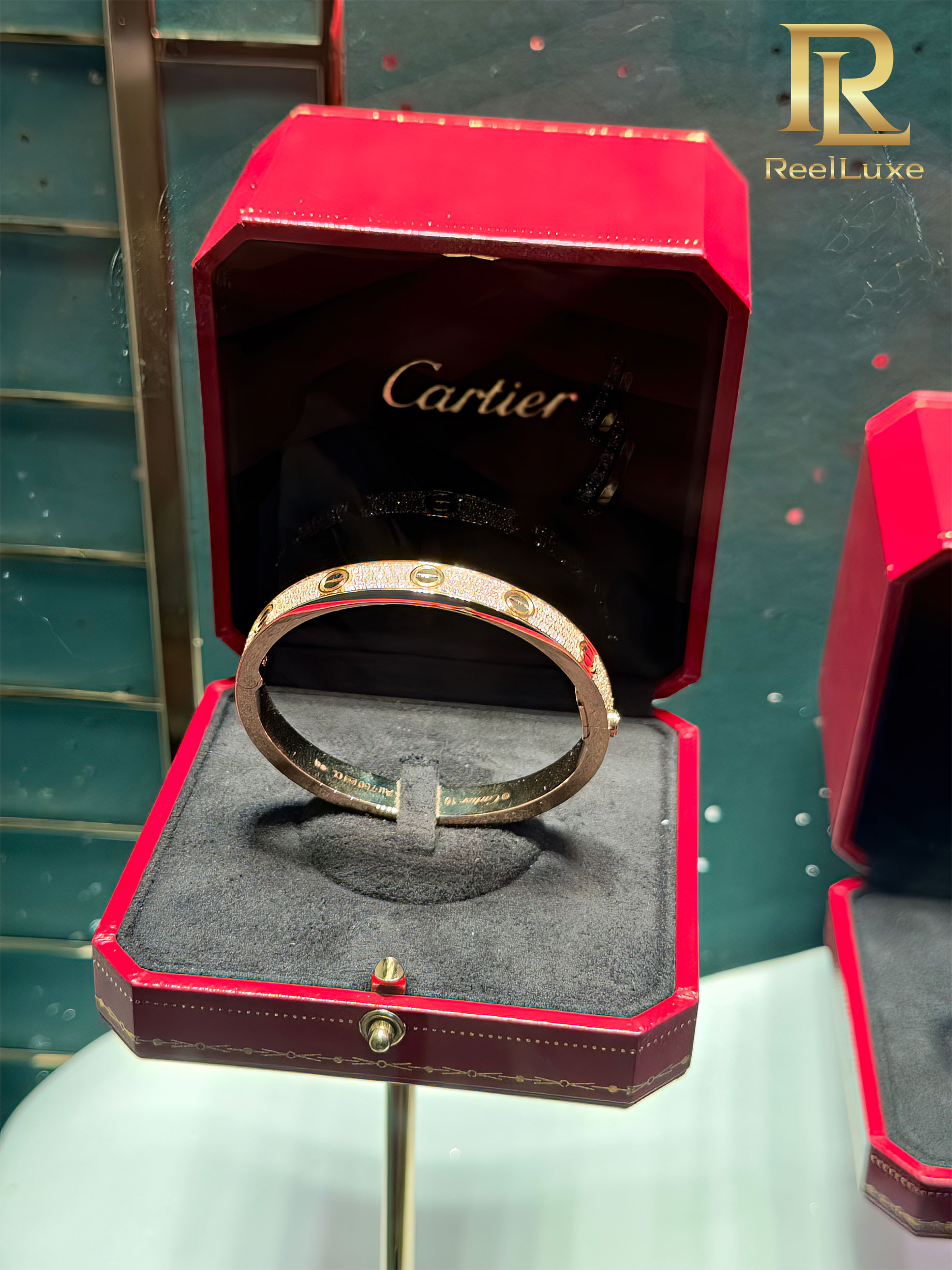 Bracelet LOVE Cartier pavé de diamants, or jaune 18 carats – Boutique Cartier Firenze – Florence, Italie – 1