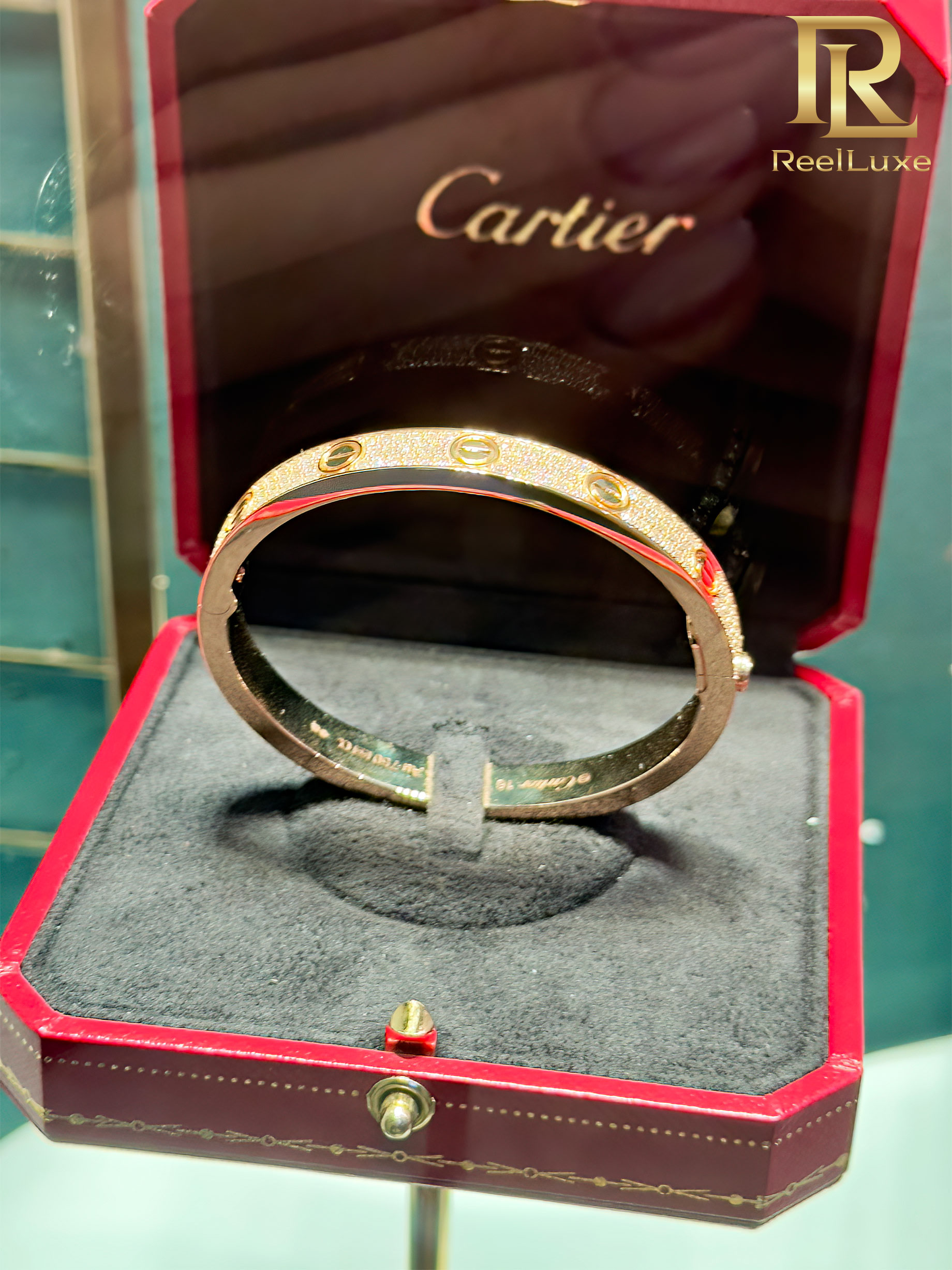 Bracelet LOVE Cartier pavé de diamants, or jaune 18 carats – Boutique Cartier Firenze – Florence, Italie – 2