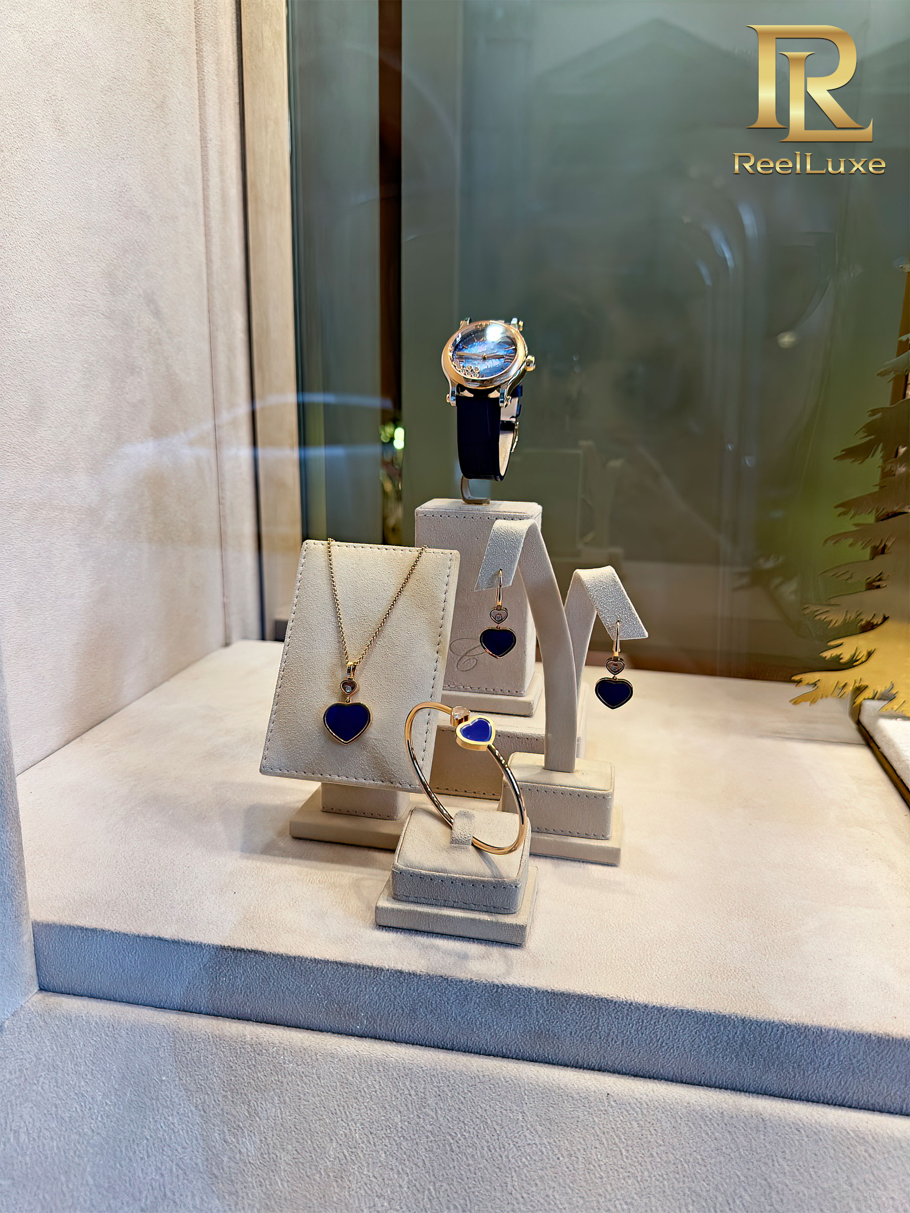 Montre, collier, boucles d'oreilles, bracelet Happy Hearts de Chopard - Boutique Chopard Firenze - Florence, Italie